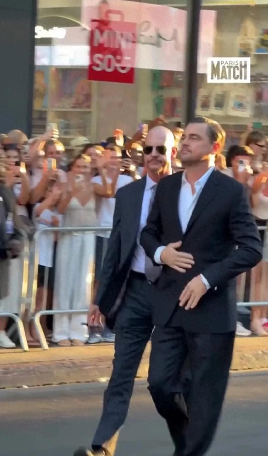 小李子带女友和爸妈来电影首映礼,他瘦回来了,女友斜眼看他妈妈