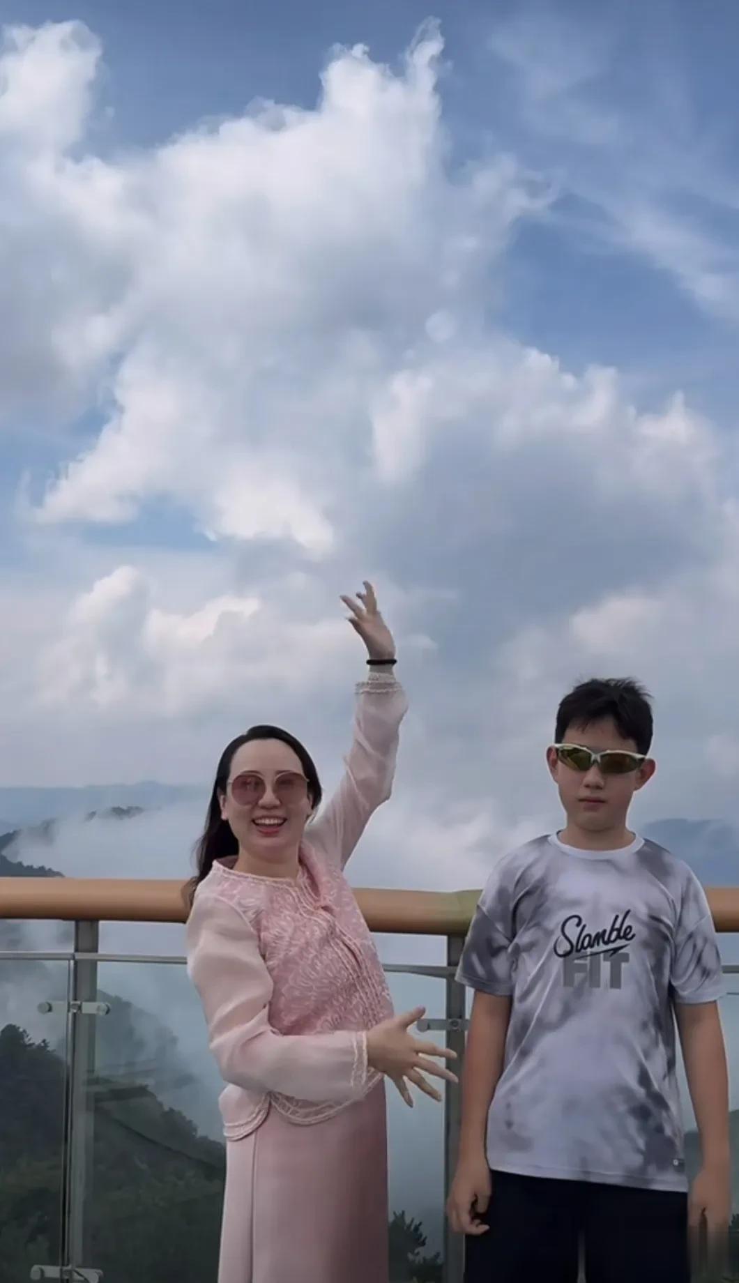 关凌晒和儿子旅游合影，儿子高挑帅气已经比她高出半个头了！