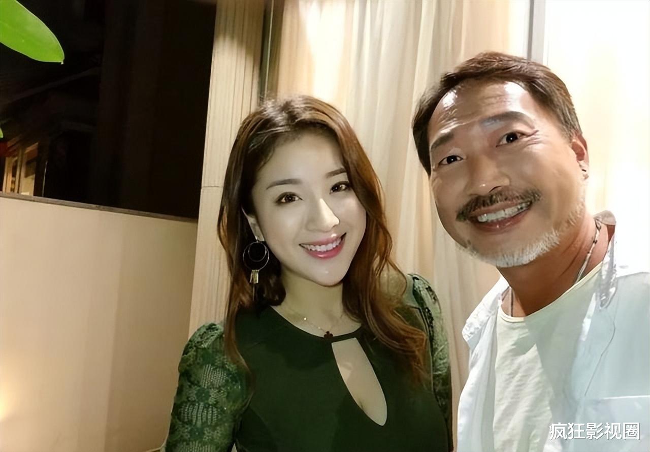 昔日TVB明星，如今沦落街头卖鱼，还被小24岁女友抛弃