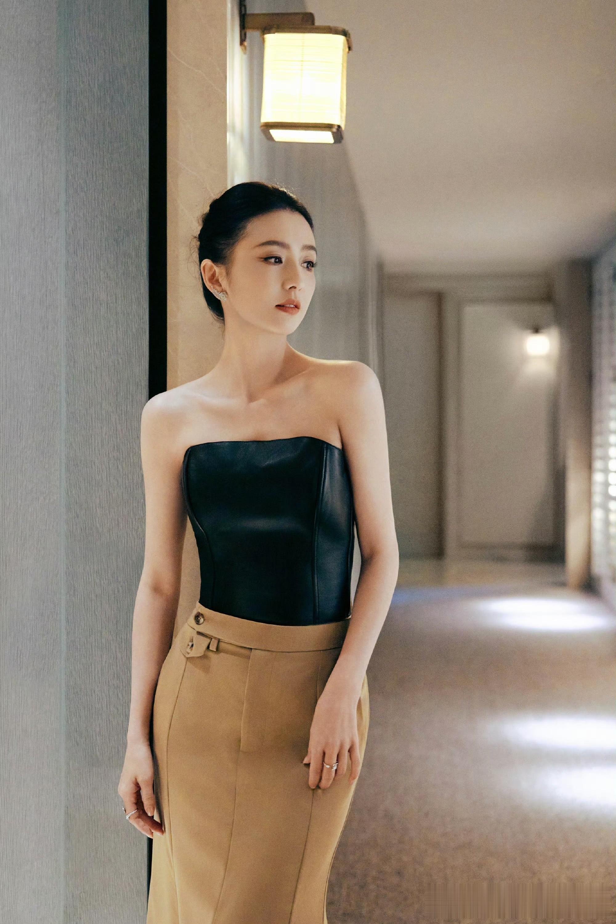 佟丽娅黑棕雅装，清冷舒展尽释温婉质感