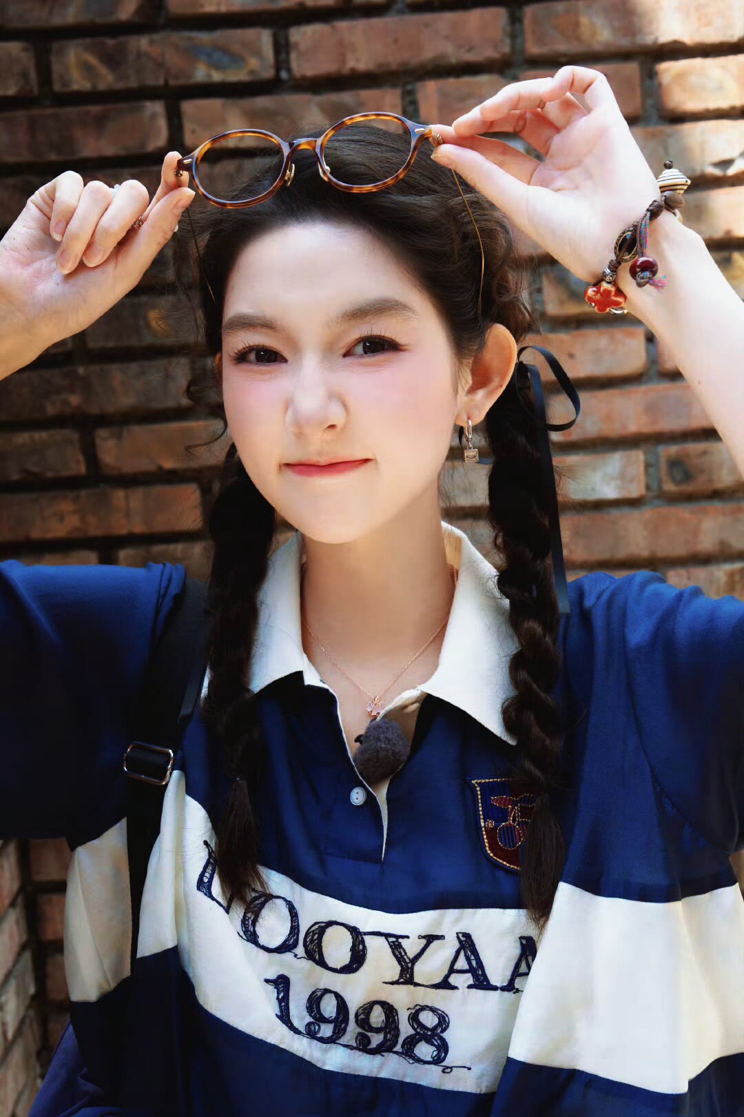 王玉雯被偶遇,白到发光筷子腰抢镜,网友:这是女明星的深夜食堂