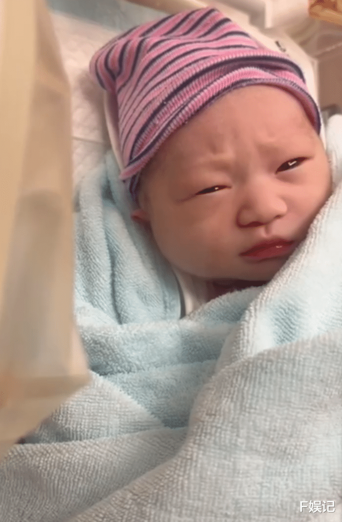 方力申陪太太进产房分娩见证女儿出生 晒与妻女首张一家三口全家福