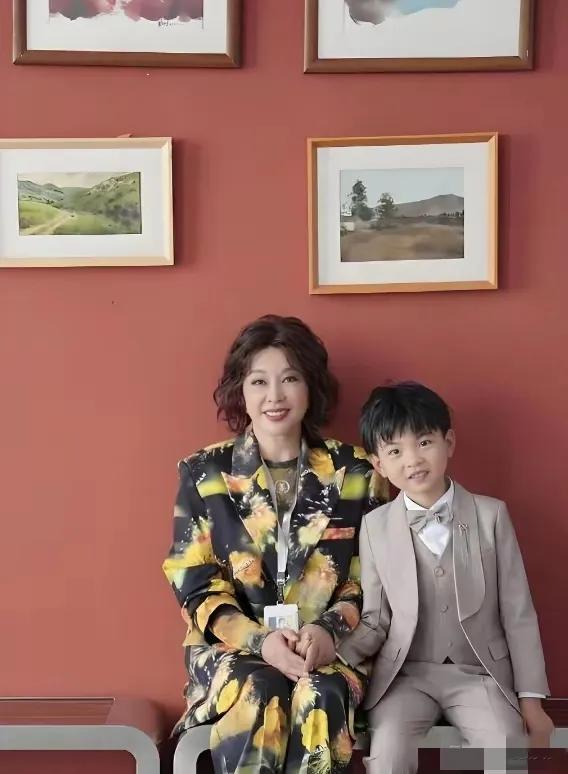 刘晓庆换新发型美到认不出，配上花西装，74岁嫩得像40岁