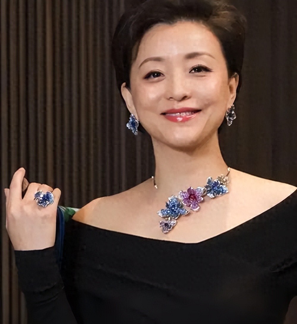 杨澜机场被骂太装，路人打招呼她眼神不屑，保镖上手遮挡态度蛮横