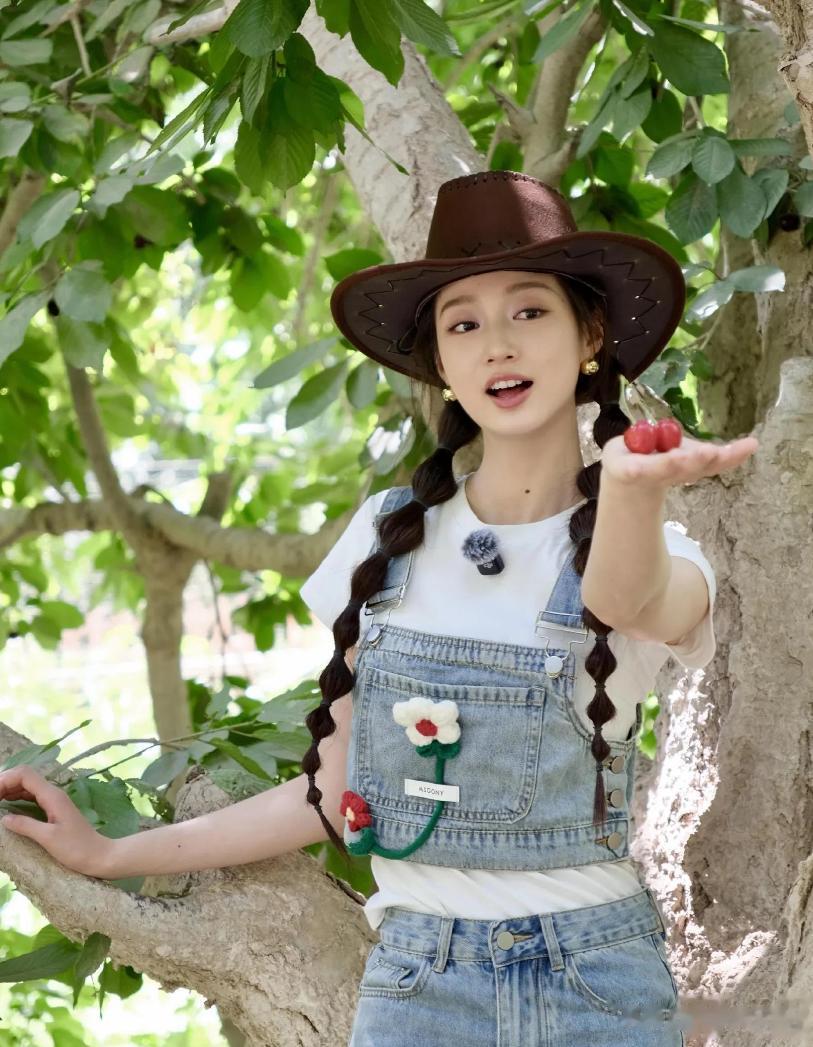 主持人冯琳分享靓照,穿牛仔背带衣配双马尾俏皮可爱,好美