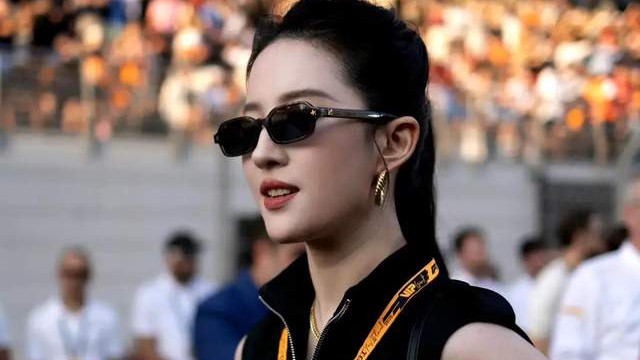 刘亦菲现身阿布扎F1赛车现场，穿一身名牌，妆容精致，颈纹很明显