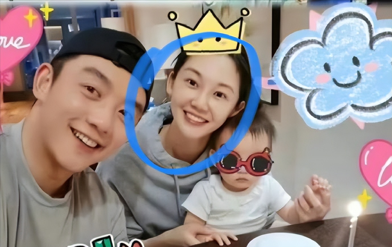 郑恺苗苗三年“飙”生三娃!五口逛街像移动幼儿园,网友大呼羡慕