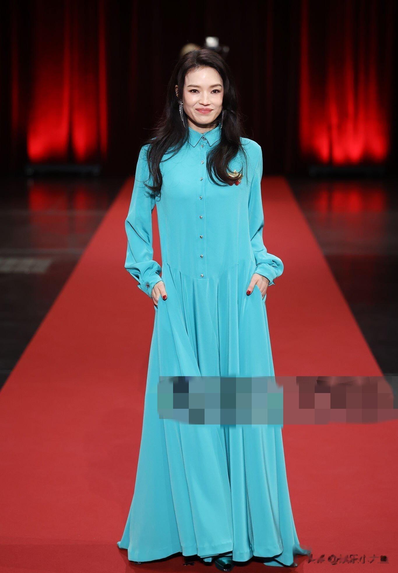 舒淇亮相卢米埃尔电影节开幕式红毯,冰蓝色抓褶裙,松弛又时髦