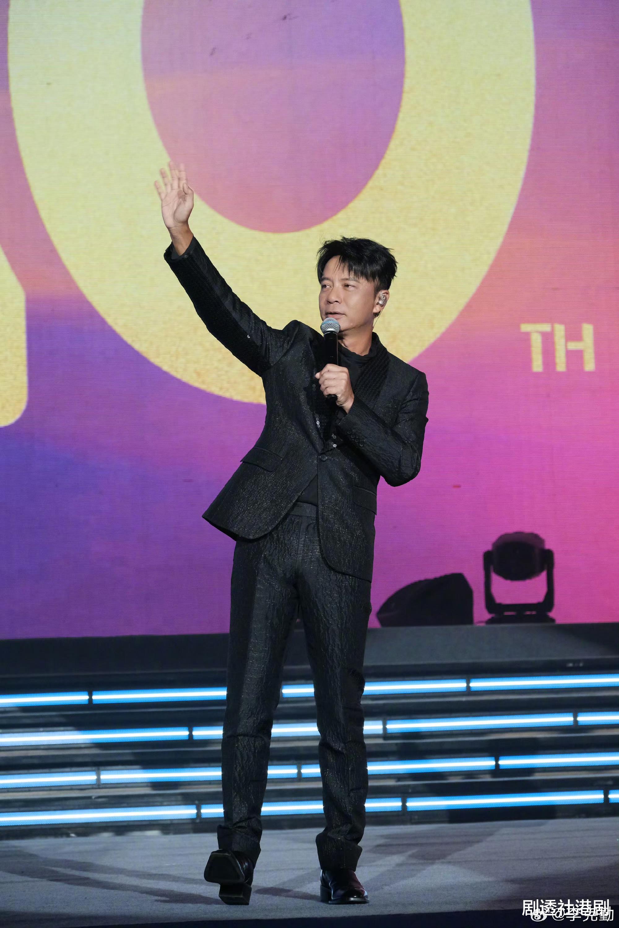 李克勤大儿子喜迎18岁生日！国外获好友庆祝成人礼，被赞颜值高