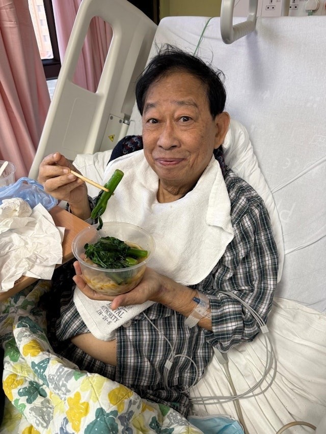 75岁知名港星公开征婚，37岁儿子在家啃老，花几十万读书毕不了业