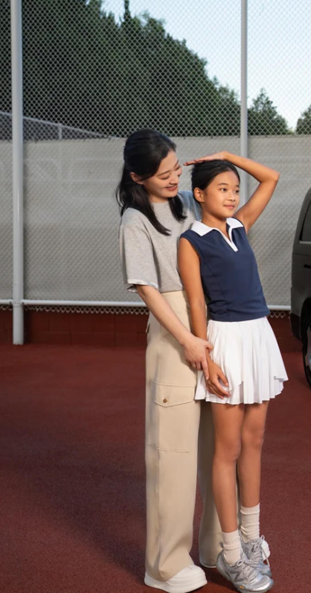 梅婷一家四口逛街，曾剑挽起袖子露出花臂，边走边嚼东西看着好凶