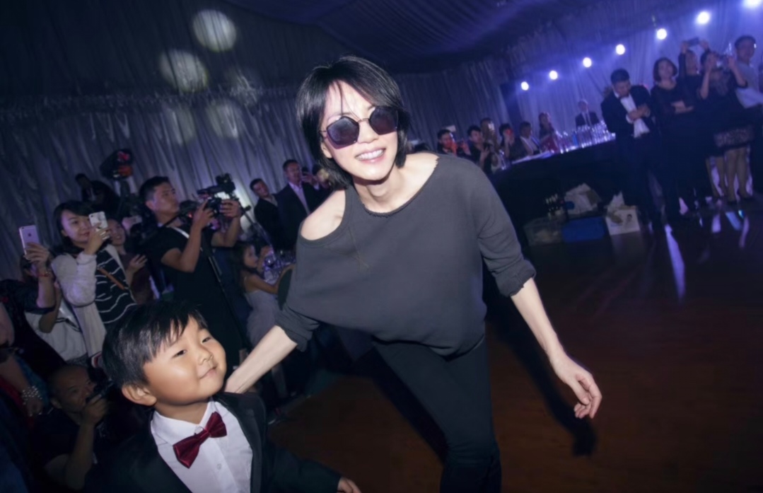 前工作人员晒嫣然晚宴照，离婚4年的王菲李亚鹏同框，关系很融洽