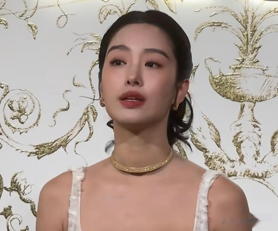 杨采钰被质疑缺钱了，最新活动一脸憔悴，嫁豪门生娃还要频繁站台