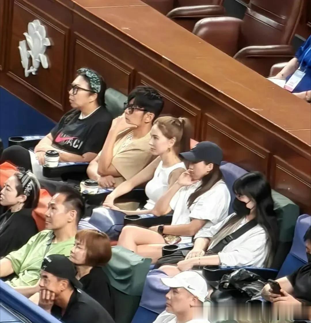 周杰伦夫妻现身上海大师赛观看比赛，32岁昆凌瘦脱相，看起来憔悴