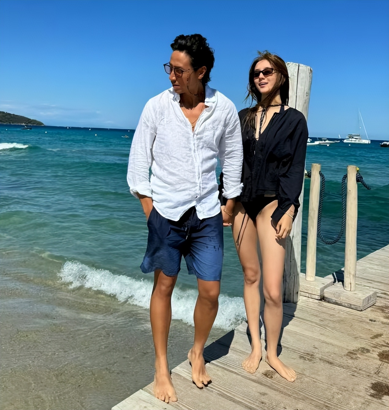 吴千语穿吊带裙亮相，整个人瘦一大圈，生图视角下排骨胸抢镜