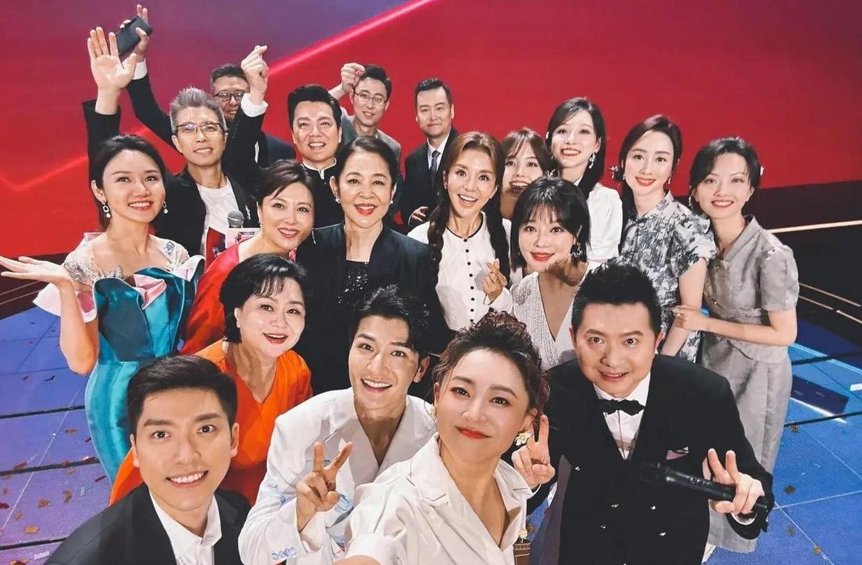 央视主播聚会被拍,小尼当众剔牙,王冰冰微微眯眼