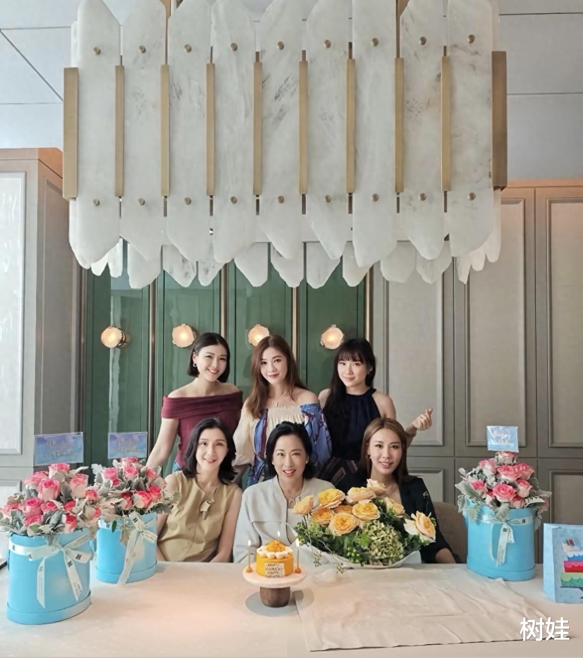 叶蒨文为67岁朱玲玲庆生,一头白发真实自然,两人年逾60仍显年轻