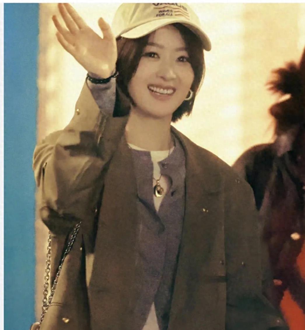 37岁赵丽颖现身街头!精干短发接地气,300元裤子穿出高级感