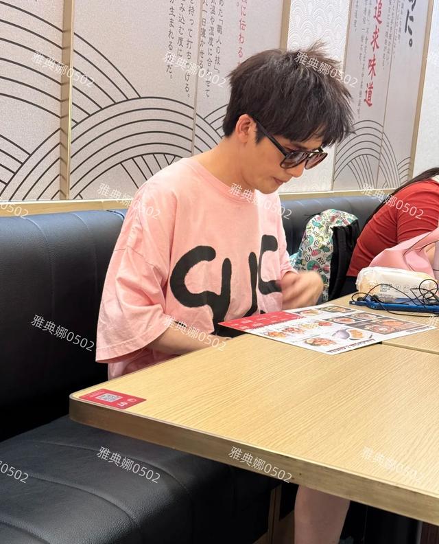 虹桥机场遇到大张伟了，他在他老婆身边很乖，不像电视上那么吵!