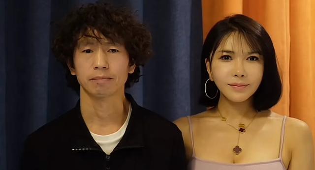 歌手庞麦郎认干女儿仪式感十足！为龚玥菲女儿送吊坠，还封大红包