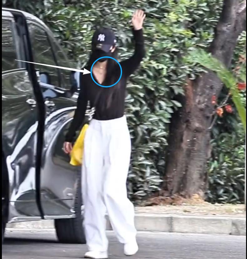 杨幂近况路透：皮肤白到扎眼瘦出“喉结”，黄色挎包被嘲有廉价感