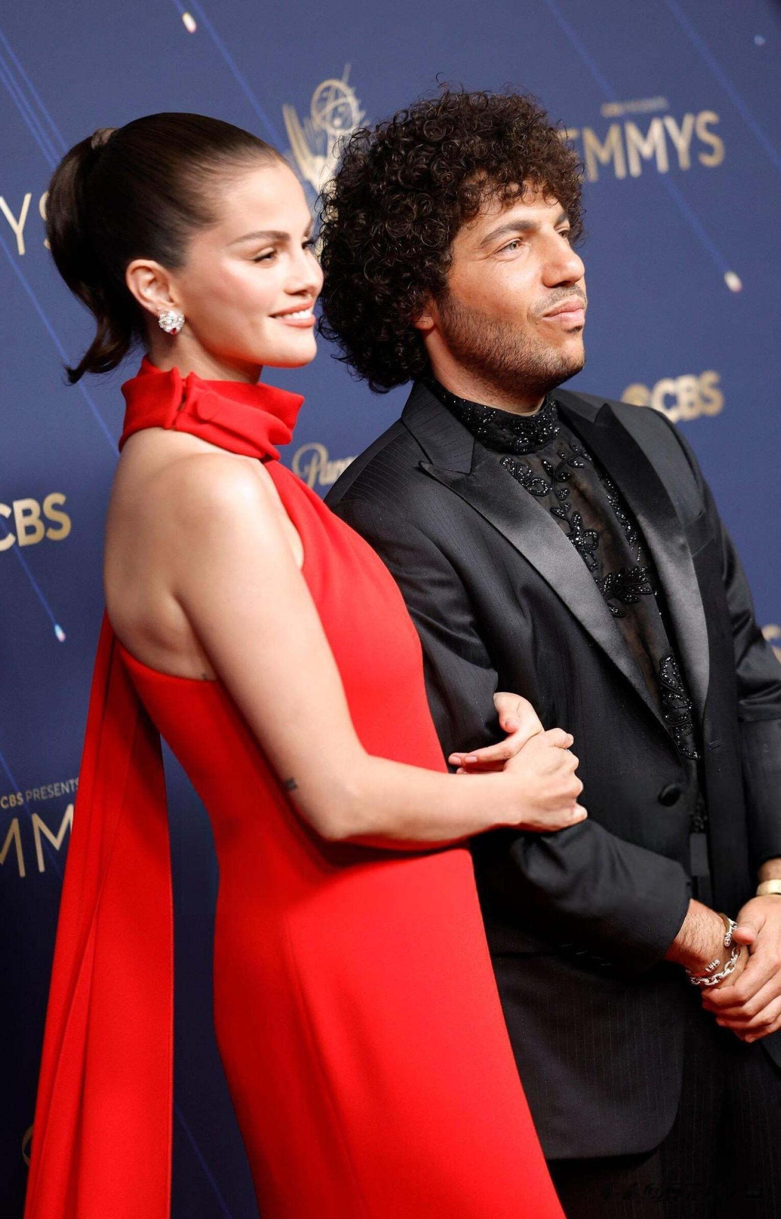 赛琳娜和未婚夫亮相艾美奖红毯，赛琳娜一袭红裙明艳动人 满脸幸福