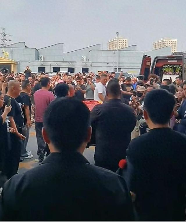 杨少华告别仪式!杨议手捧骨灰盒,四人抬棺送别,杨威哭喊爸爸!