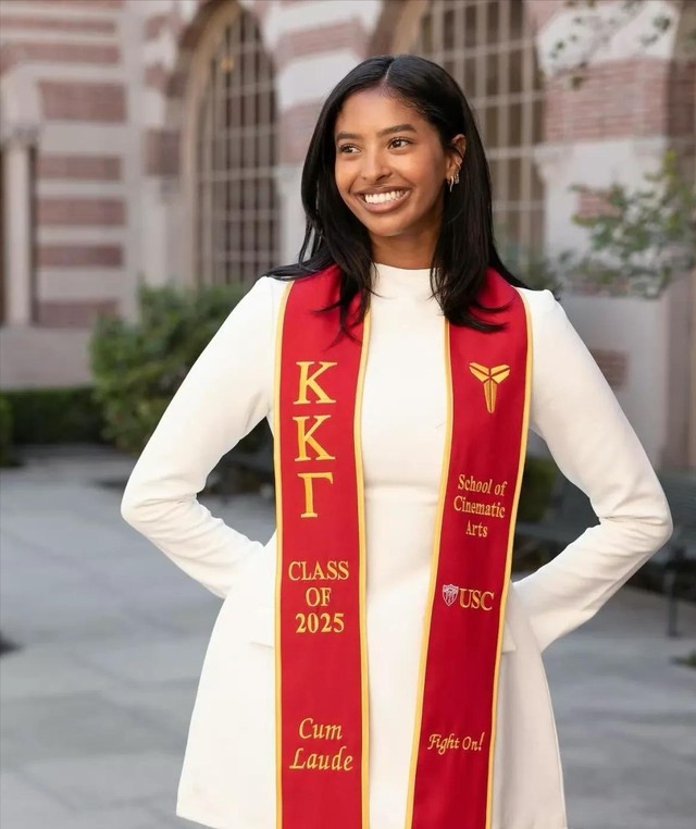 瓦妮莎参加女儿毕业典礼,43岁丰满迷人,手上百万钻戒让人泪目