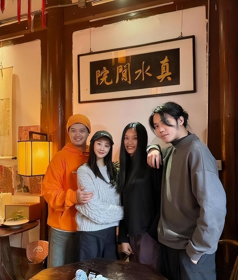 原来他俩已经是夫妻，才刚结婚两个月，她就演《大生意人》再翻红