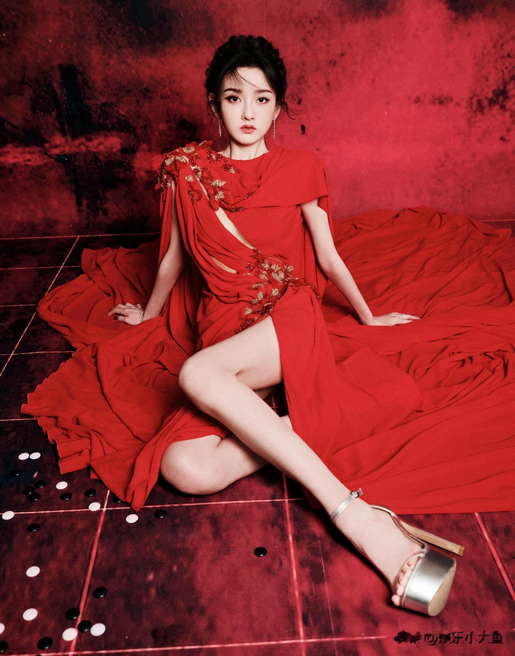 宋祖儿出席星光大赏红毯，一袭红色开叉礼服裙配盘发，美得好耀眼