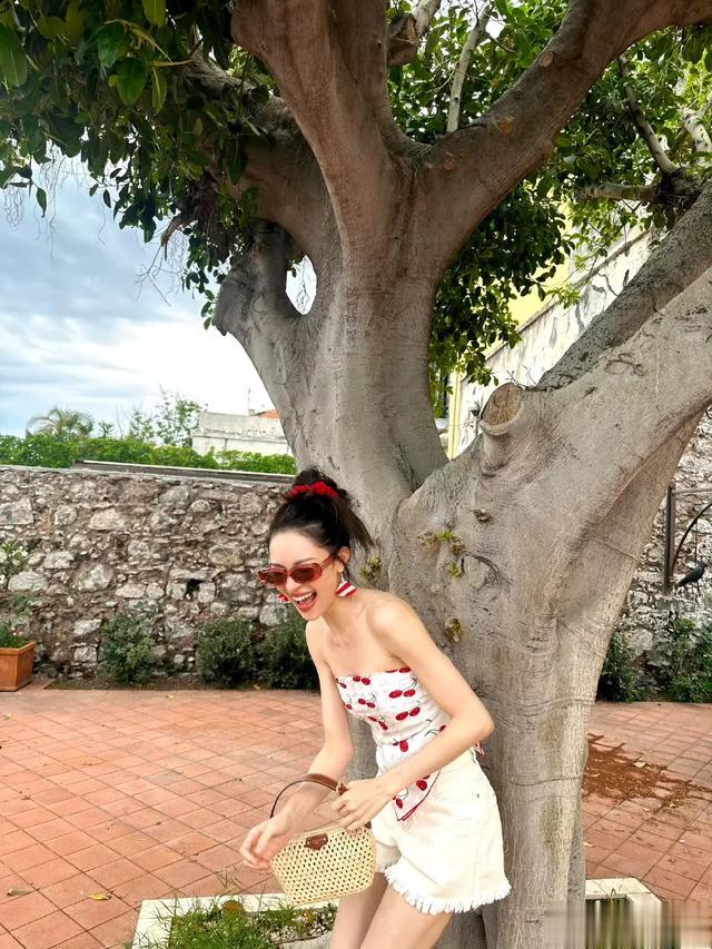 钟楚曦|在西西里拍的 这组照片绝美,比穿着华丽的艺术照还要好看