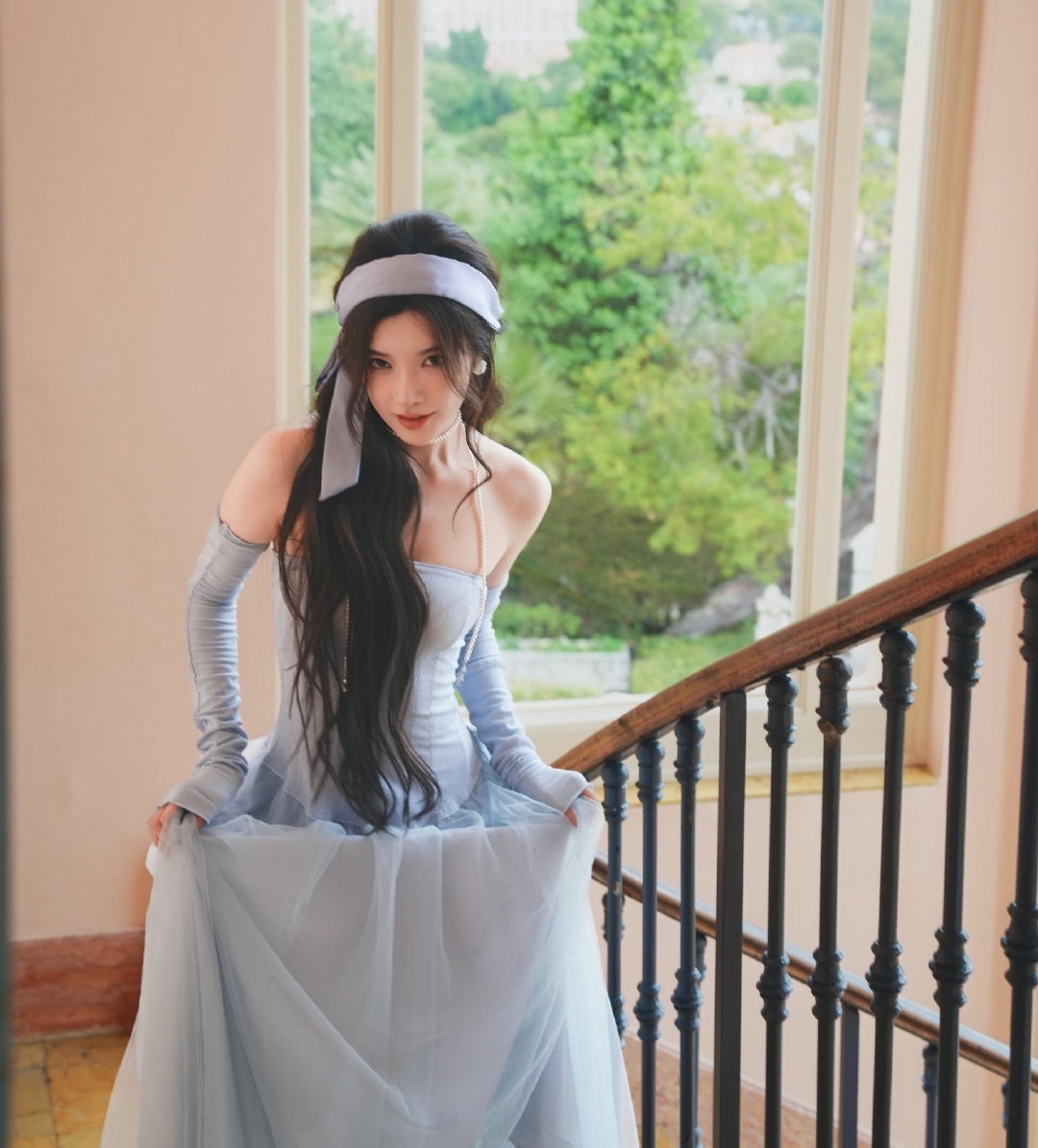 女星戴燕妮巴黎遭抢劫，车内惨状曝光，丢失银行卡，化妆师腿受伤