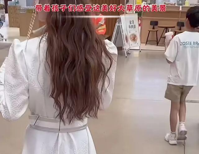 玥儿主动给汪小菲整理衣服,汪小菲亲自为玥儿牵马,父女互动有爱