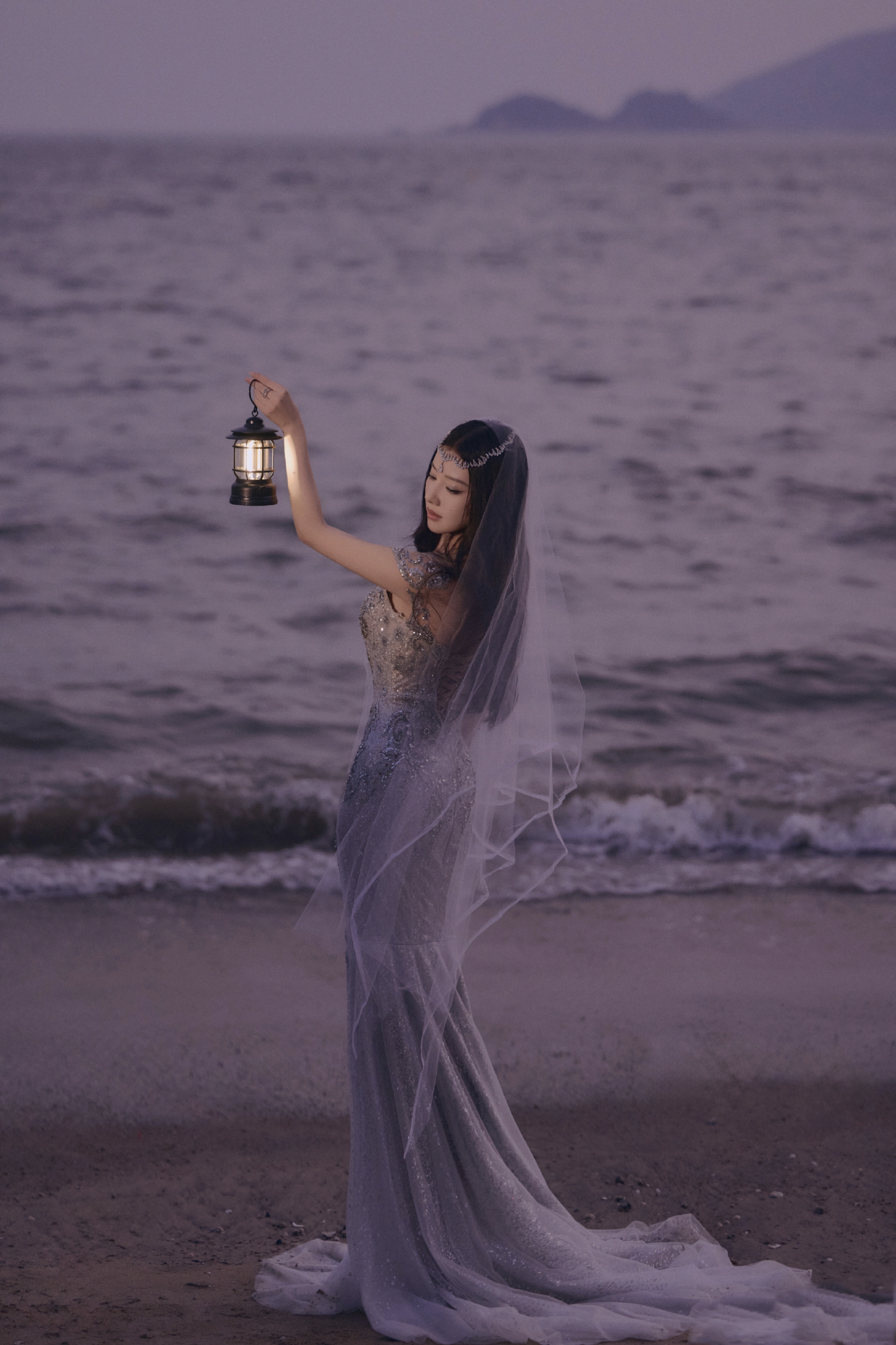 王鹤润夜色写真中的情景共生之美