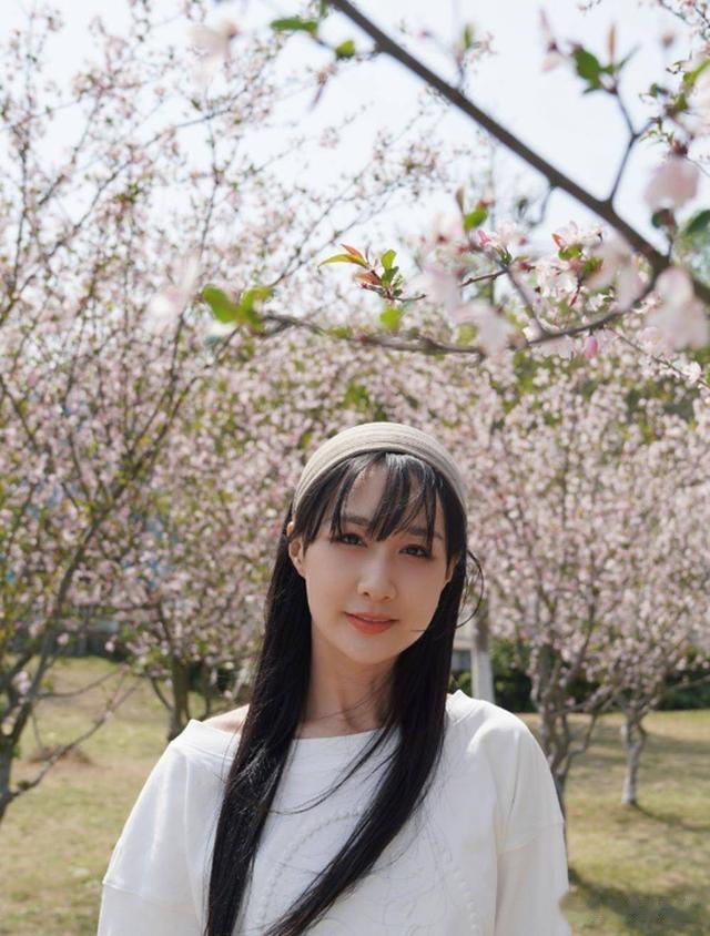 雷佳音一家四口五一度假，老婆看起来像少女，13岁女儿露脸像妈妈