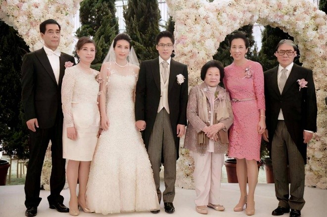 霍启山扶着大嫂肩膀让她先进去的这一刻，瞬间暖了众多女人的心