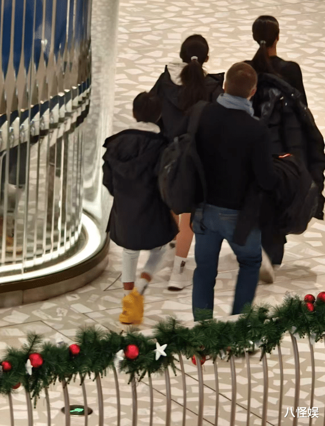 马雅舒一家被偶遇，女儿大冬天穿短裤，富商老公都50了还那么帅