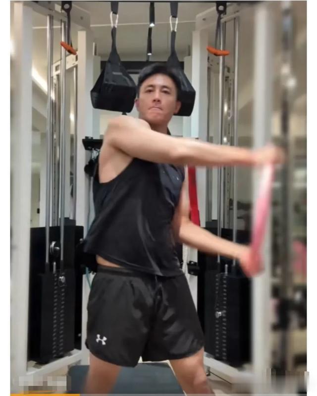 杜淳陪老婆王灿一起健身，杜淳晒八块腹肌，夫妻俩手臂肌肉发达！