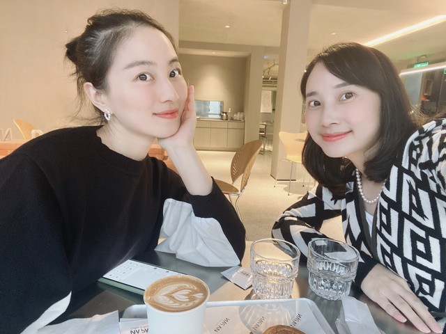 “塞娅公主”张恒晒全家福，老公露脸帅又年轻，俩女儿颜值也好