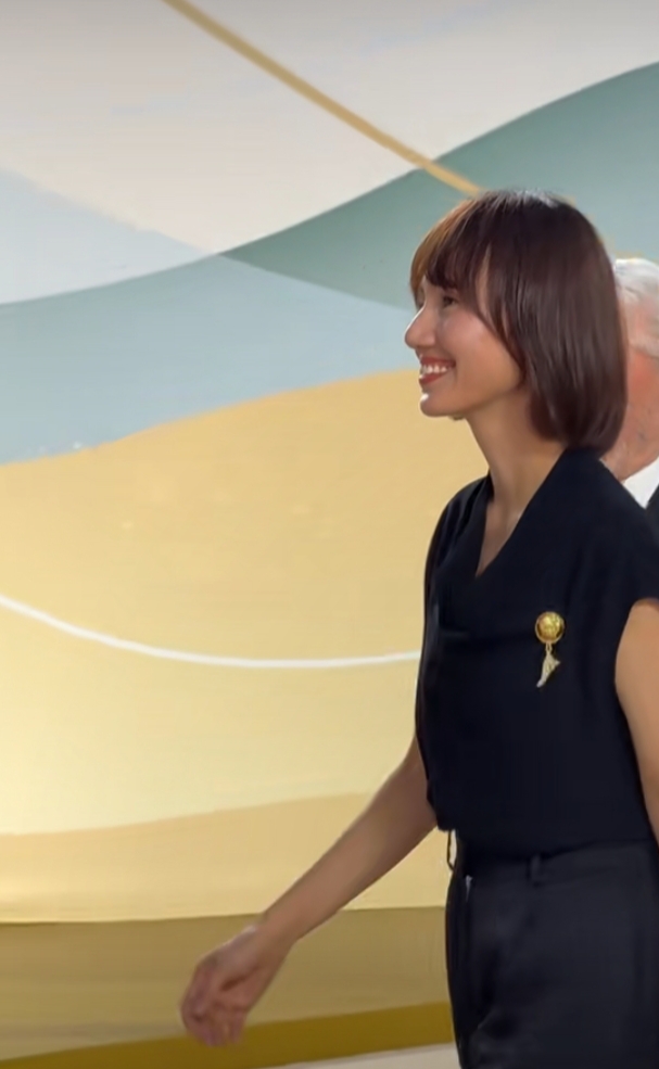 袁泉亮相金熊猫奖，黑色简约穿搭尽显优雅气质，从容又迷人