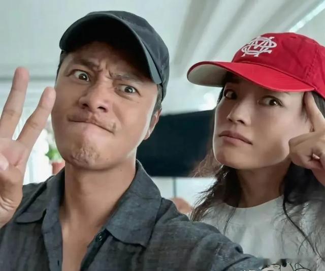 49岁舒淇与陈坤聚会喝香槟，毫无“大咖”形象，素颜自拍接地气