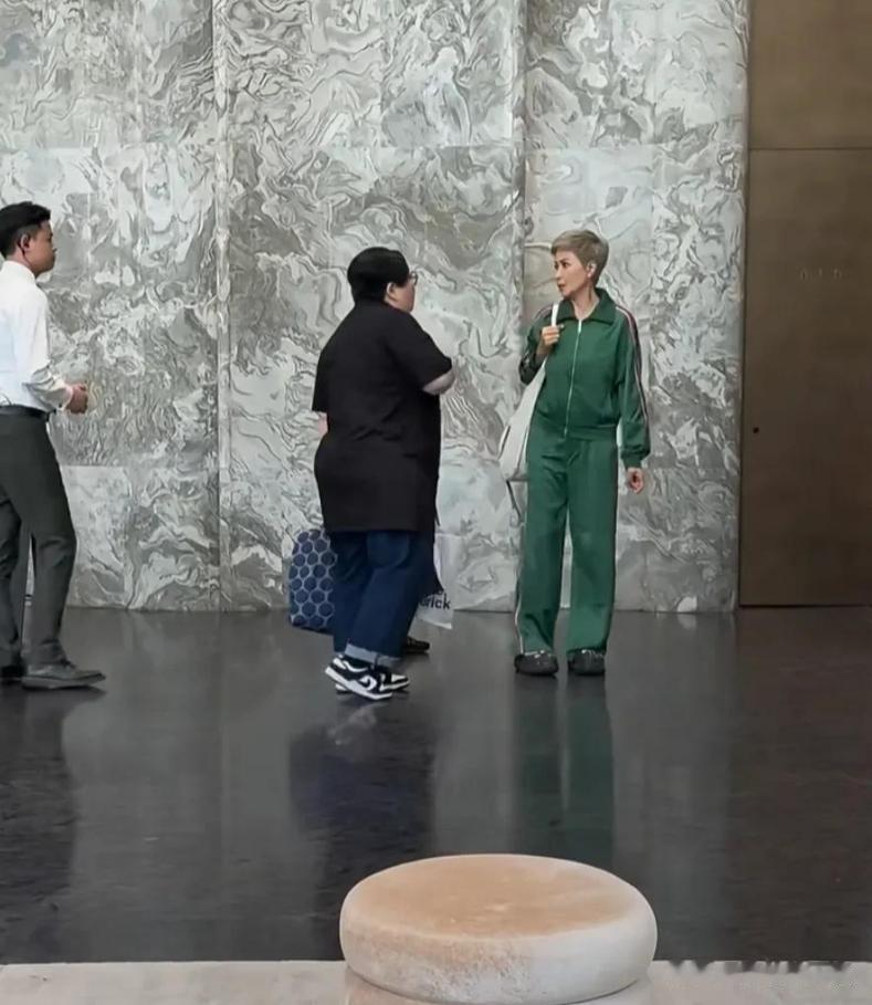 邵美琪现身珠海拍戏，剪了超短发，状态越来越好又高又靓超有气质