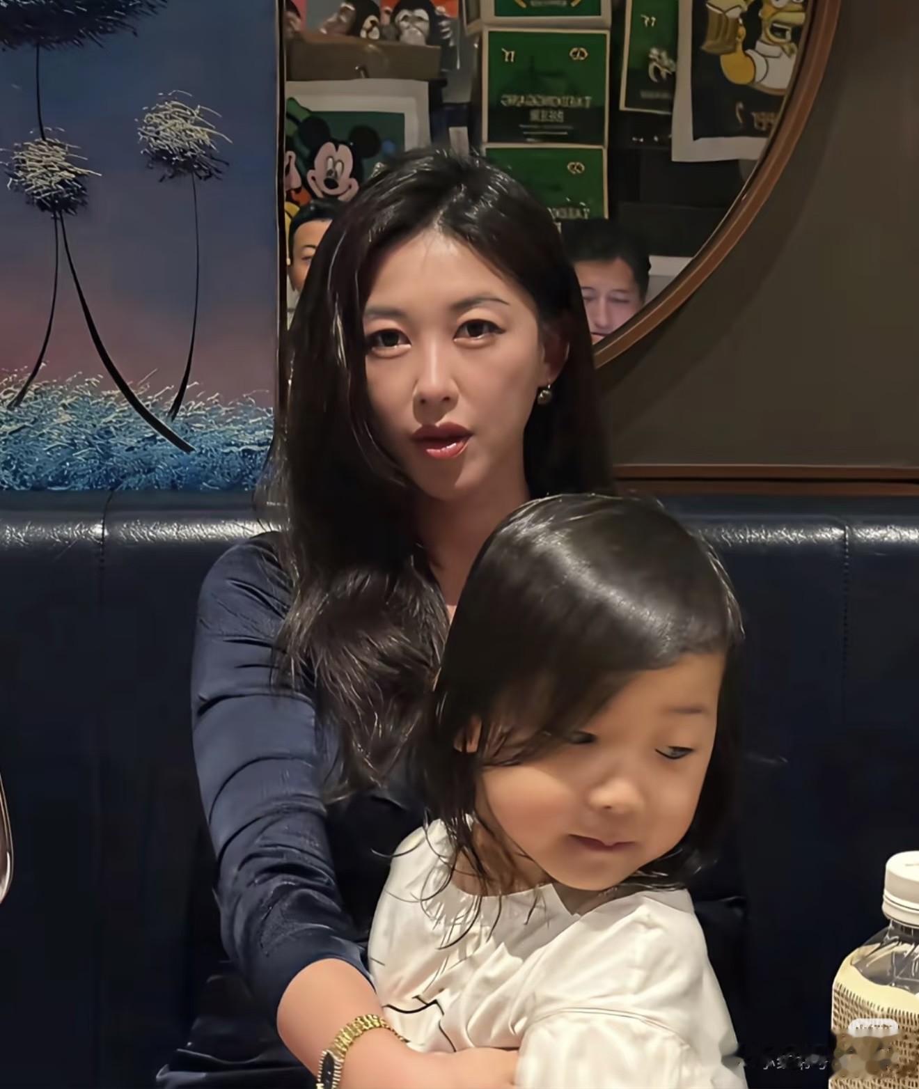 朱珠出门前，获丈夫温柔戴表好甜，珍珠戒指好大！豪宅内景曝光