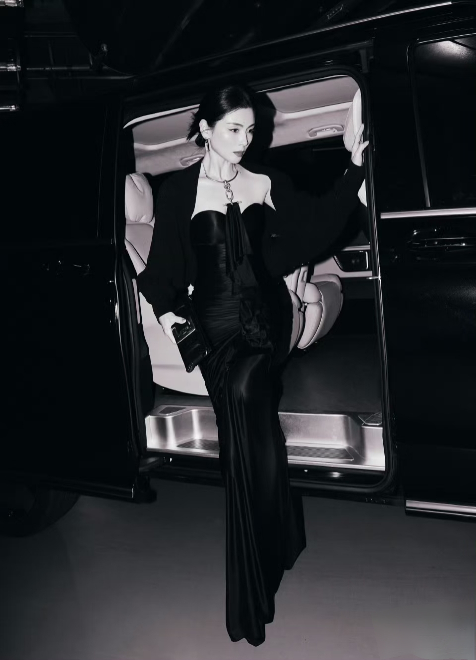 刘涛黑色系造型搭配高级御姐妆,酷飒演绎“姐系”时尚