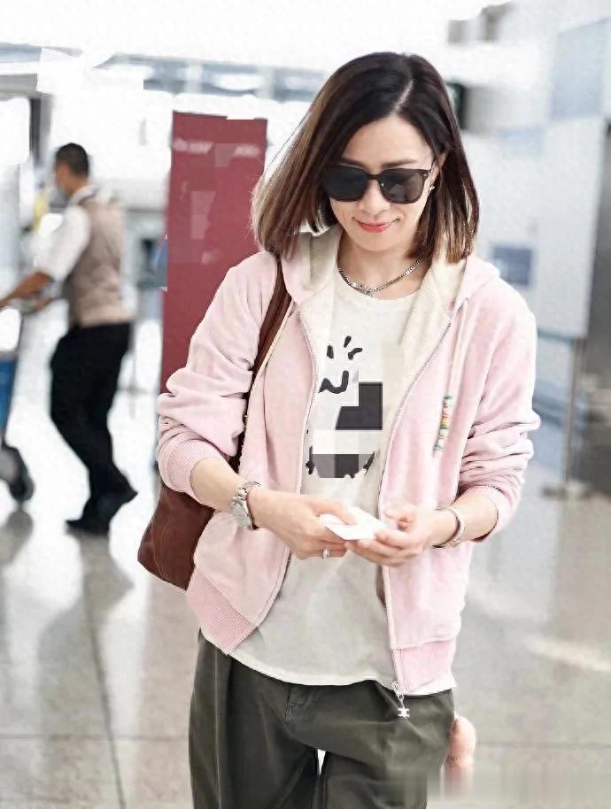 佘诗曼机场私服真会穿!粉色卫衣外套+字母T+阔腿裤,减龄又时髦