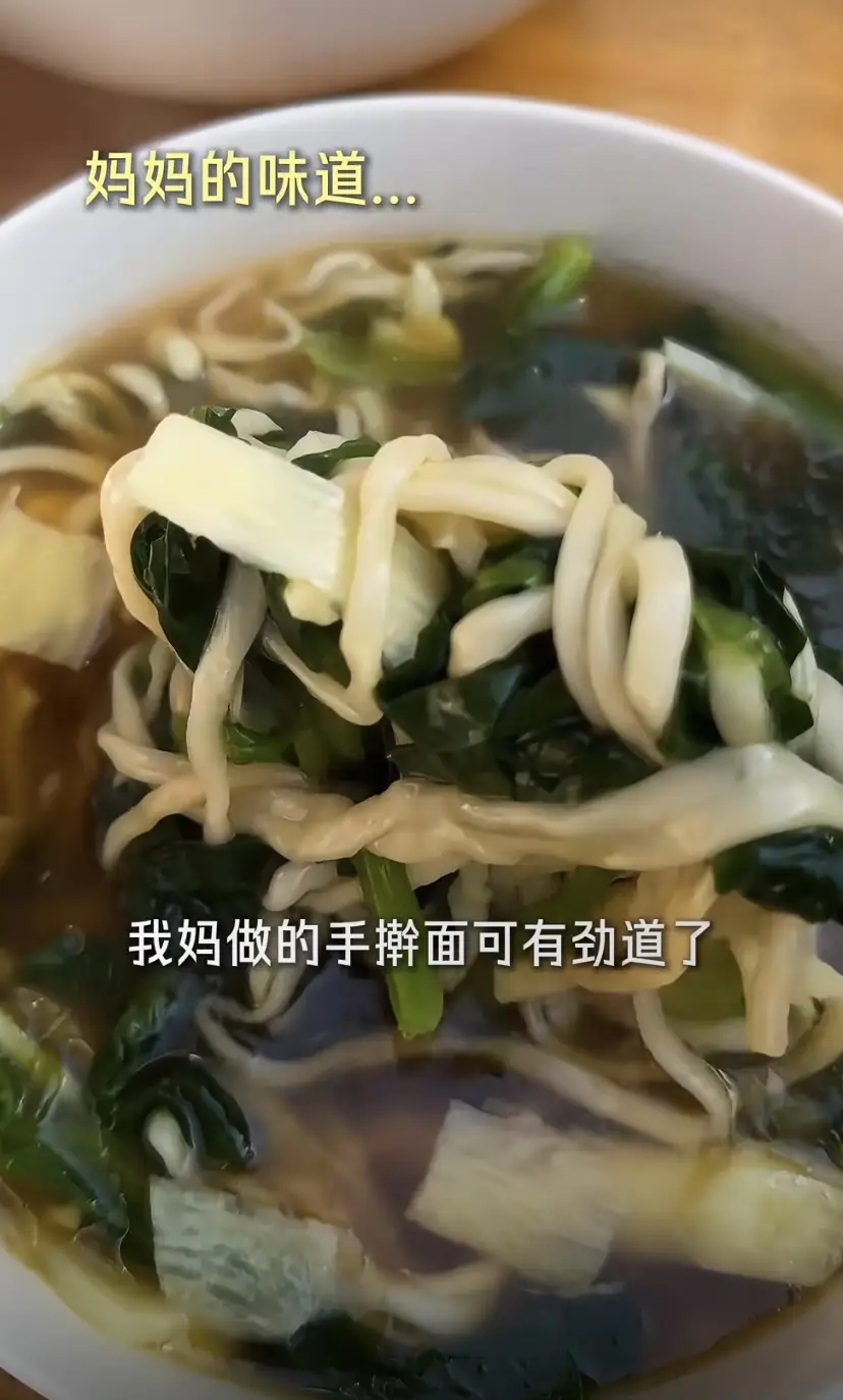 44岁朱丹回金华老家！穿水靴割茭白，吃大碗猪油面， 妈妈罕见露面