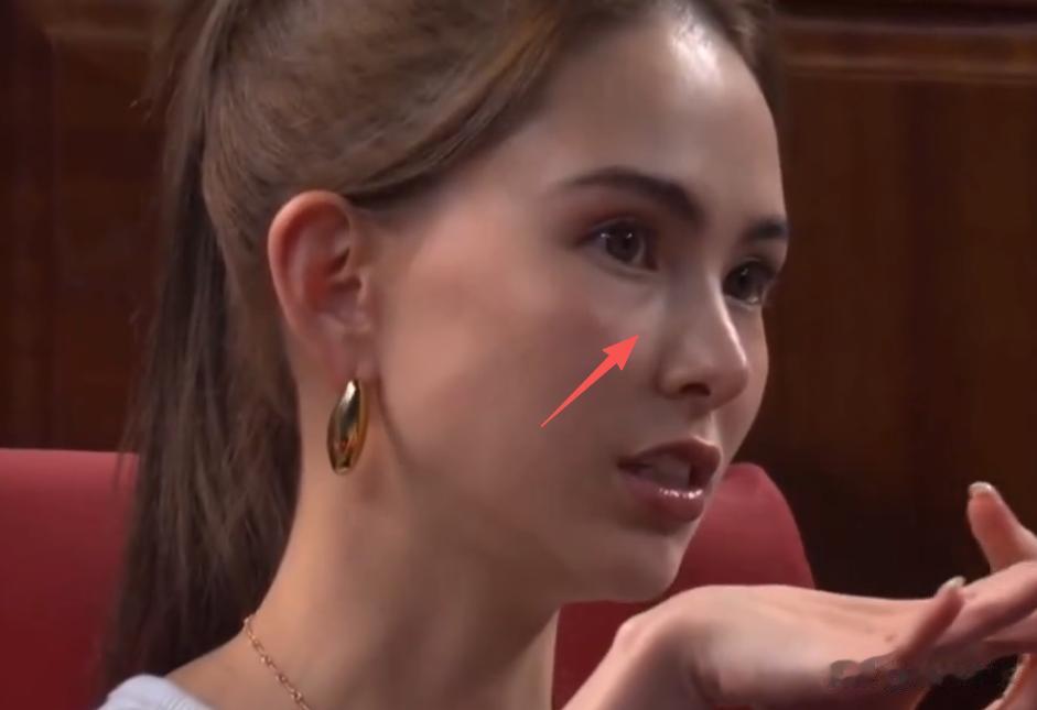 32岁昆凌瘦脱相,面部干瘪精气神差,网友感叹外国基因不抗老