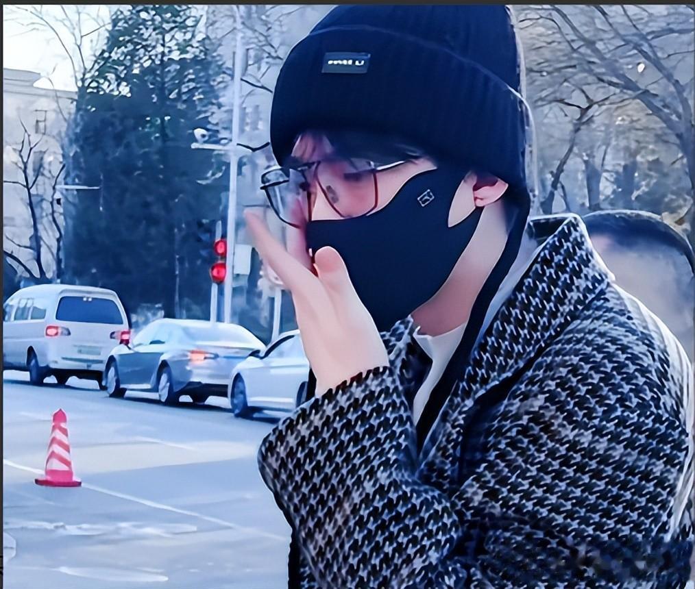 26年央视春晚彩排照曝光！到场明星失望，网友哭了，不该来的来了