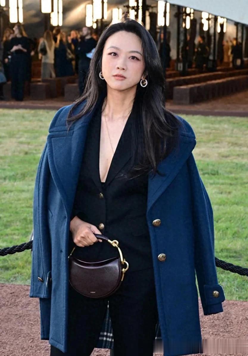 汤唯换风格后气质大变！穿深蓝大衣内搭西装套装，洋气又高级！