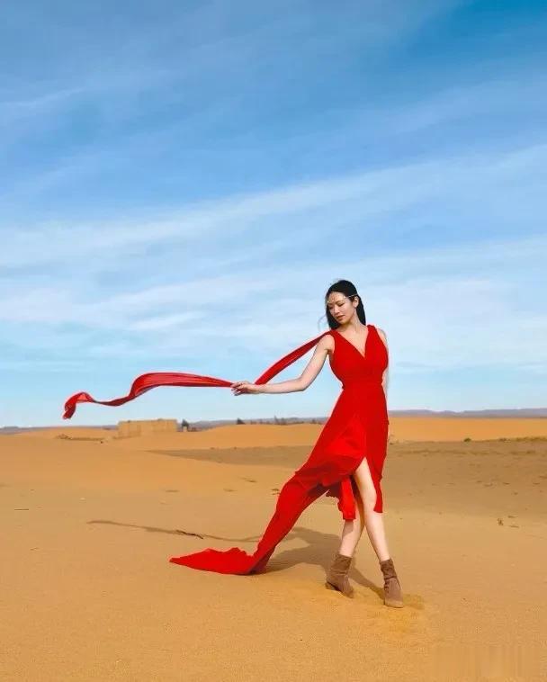 TVB港姐冯盈盈沙漠红裙美照曝光 网友直呼 火玫瑰女神降临